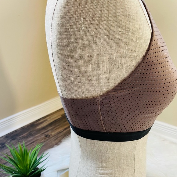 Victoria’s Secret lightweight strappy sports bra - Picture 7 of 10